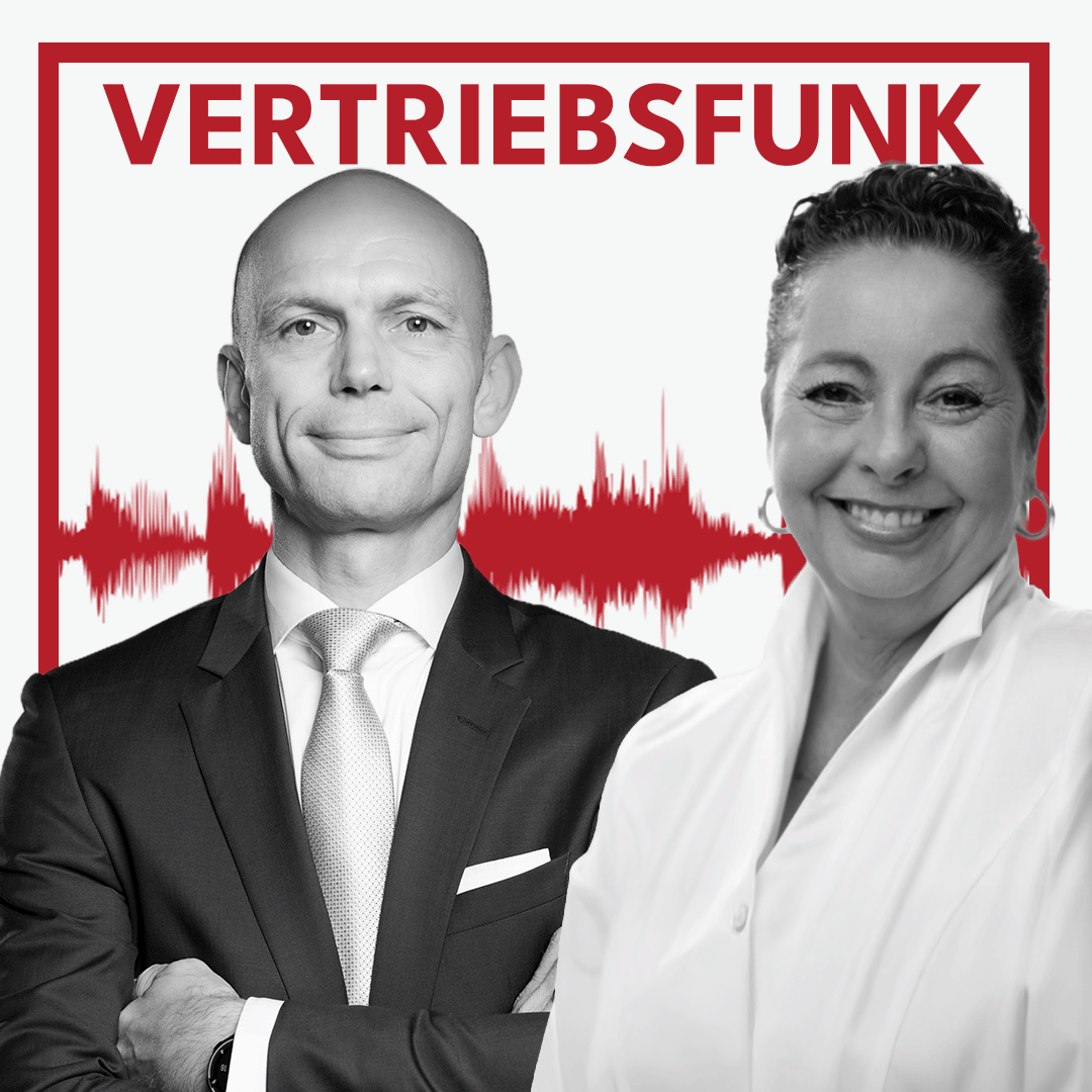 Schwarz-Weiß-Foto von zwei Personen vor weißem Hintergrund. Links Christopher Funk im dunklen Anzug mit Krawatte und verschränkten Armen, rechts Sabine Lanius mit einem weißen Hemd und Ohrringen, die lächelt. Dazwischen eine rote Audiowelle, darüber der rote Titel „VERTRIEBSFUNK“. Das Bild steht für die Podcast-Folge über Karriereentwicklung für Führungskräfte.