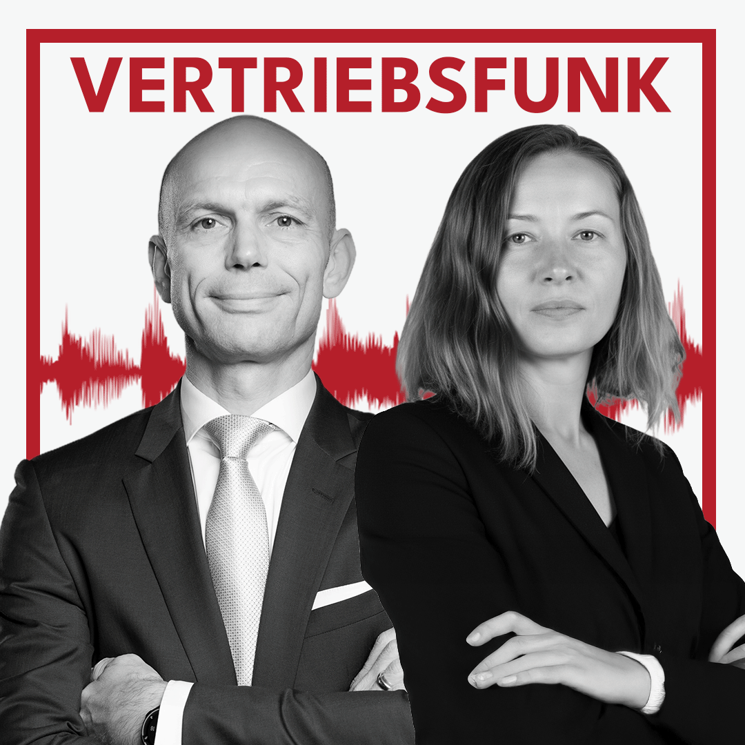 Schwarz-Weiß-Foto von zwei Personen vor weißem Hintergrund. Links Christopher Funk im dunklen Anzug mit Krawatte und verschränkten Armen, rechts eine Frau mit langen Haaren, einem dunklen Blazer und verschränkten Armen. Dazwischen eine rote Audiowelle, darüber der rote Titel „VERTRIEBSFUNK“. Das Bild steht für die Podcast-Folge über das richtige Beenden eines Vorstellungsgesprächs.