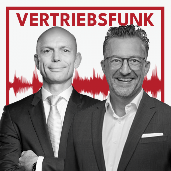 Schwarz-weiß Porträt von zwei lächelnden Männern (Christopher Funk links im dunklen Anzug mit Krawatte und verschränkten Armen, Marcus K. Reif rechts im grauen Sakko mit Hemd, Brille und Bart) vor weißem Hintergrund. Dahinter verläuft ein markantes rotes Schallwellen-Muster. Im oberen Bereich steht in roten Großbuchstaben der Titel "VERTRIEBSFUNK".