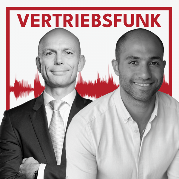Podcast-Cover des VertriebsFunk mit zwei lächelnden Männern. Links der Host im formellen dunklen Anzug mit Krawatte und verschränkten Armen, rechts der Gast Bisho Chamssuddin im lockeren weißen Hemd. Im Hintergrund eine rote Audiowelle auf weißem Grund und oben der rote Schriftzug „VERTRIEBSFUNK“, umrahmt von einem roten Rahmen.