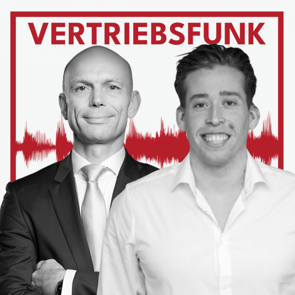 Schwarz-Weiß-Foto von zwei Männern vor weißem Hintergrund. Links Christopher Funk im dunklen Anzug mit Krawatte und verschränkten Armen, rechts Norbert Nagy im weißen Hemd, der lächelt. Dazwischen eine rote Audiowelle, darüber der rote Titel „VERTRIEBSFUNK“. Das Bild steht für die Podcast-Folge über Social Recruiting.