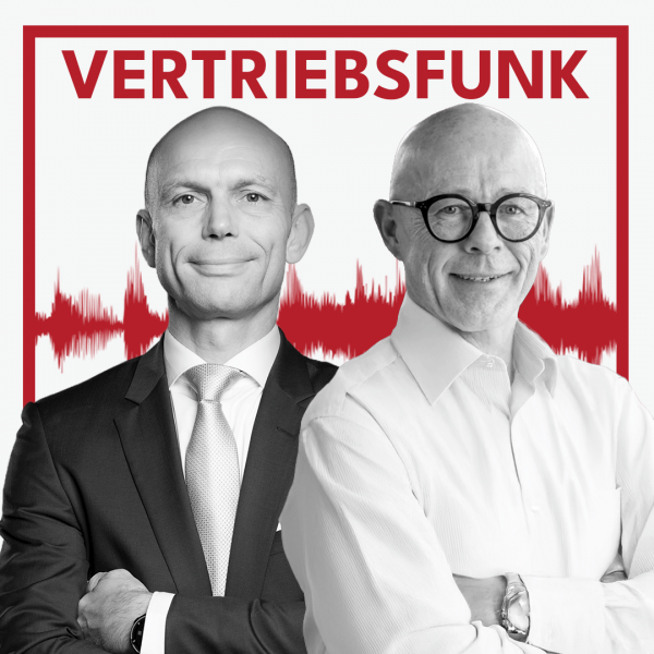Schwarz-Weiß-Foto von zwei Männern vor weißem Hintergrund. Links Christopher Funk im dunklen Anzug mit Krawatte und verschränkten Armen, rechts Marco Keenisch mit Brille, weißem Hemd und verschränkten Armen. Dazwischen eine rote Audiowelle, darüber der rote Titel „VERTRIEBSFUNK“. Das Bild steht für die Podcast-Folge über die Neu-Kundengewinnung.