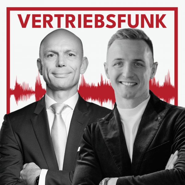 Schwarz-Weiß-Foto von zwei Männern vor weißem Hintergrund. Links Christopher Funk im dunklen Anzug mit Krawatte und verschränkten Armen, rechts Tobias Bräunig mit einem dunklen Sakko und einem weißen T-Shirt, der lächelt. Dazwischen eine rote Audiowelle, darüber der rote Titel „VERTRIEBSFUNK“. Das Bild steht für die Podcast-Folge über Vermögensaufbau durch Immobilien in Deutschland.