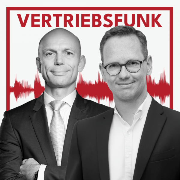 Schwarz-Weiß-Foto von zwei Männern vor weißem Hintergrund. Links Christopher Funk im dunklen Anzug mit Krawatte und verschränkten Armen, rechts Georg Jocham mit Brille, dunklem Sakko und offenem Hemd. Dazwischen eine rote Audiowelle, darüber der rote Titel „VERTRIEBSFUNK“. Das Bild steht für die Podcast-Folge über die Führung von KI wie einem Mitarbeiter.