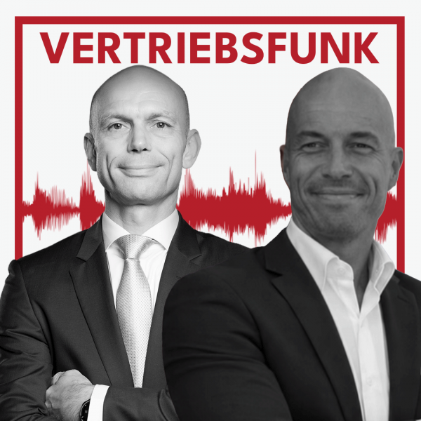 Podcast-Cover des VertriebsFunk mit zwei lächelnden Männern. Links der Host im formellen dunklen Anzug mit heller Krawatte und verschränkten Armen, rechts der Gast Oliver Schmitz mit dunklem Sakko, offenem weißen Hemd und einem leichten Lächeln. Im Hintergrund eine rote Audiowelle auf weißem Grund und oben der rote Schriftzug „VERTRIEBSFUNK“, umrahmt von einem roten Rahmen.
