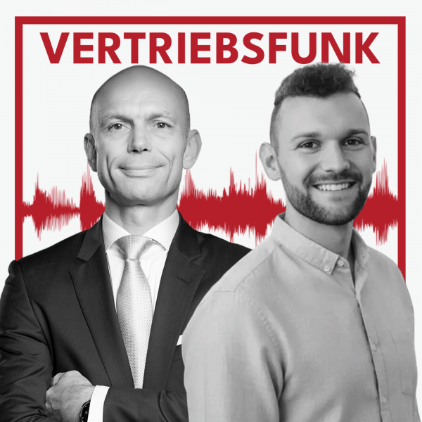 Schwarz-Weiß-Foto von zwei Männern vor weißem Hintergrund. Links Christopher Funk im dunklen Anzug mit Krawatte und verschränkten Armen, rechts Dennis Szimmetat mit Bart und einem hellen Hemd, der lächelt. Dazwischen eine rote Audiowelle, darüber der rote Titel „VERTRIEBSFUNK“. Das Bild steht für die Podcast-Folge über KI im B2B-Sales.