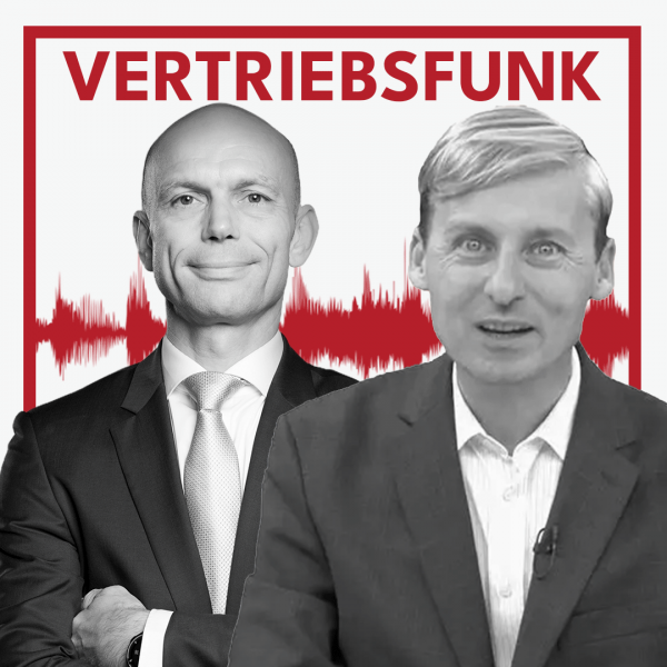 Schwarz-weiß Porträt von zwei lächelnden Männern im Anzug (Christopher Funk links im dunklen Anzug mit Krawatte, Alex Rusch rechts im hellen Sakko mit Hemd und Ansteckmikrofon) vor weißem Hintergrund. Dahinter verläuft ein markantes rotes Schallwellen-Muster. Im oberen Bereich steht in roten Großbuchstaben der Titel "VERTRIEBSFUNK".