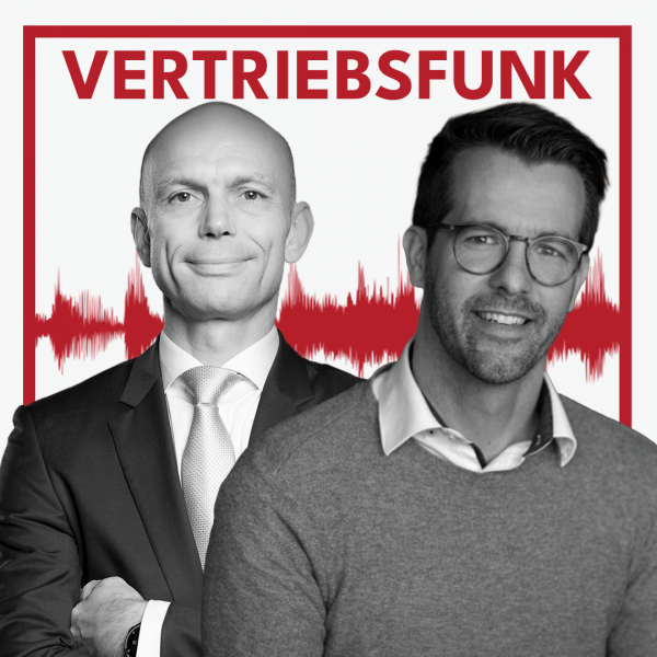 Schwarz-Weiß-Foto von zwei Männern vor weißem Hintergrund. Links Christopher Funk im dunklen Anzug mit Krawatte und verschränkten Armen, rechts Christopher Held mit Brille und einem grauen Pullover über einem weißen Hemd, der lächelt. Dazwischen eine rote Audiowelle, darüber der rote Titel „VERTRIEBSFUNK“. Das Bild steht für die Podcast-Folge über digitalen Vertrieb als Überlebensstrategie.