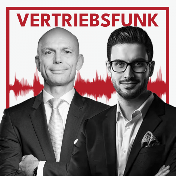 Podcast-Cover des VertriebsFunk mit zwei lächelnden Männern. Links der Host im formellen dunklen Anzug mit heller Krawatte und verschränkten Armen, rechts der Gast Michael Larche mit Brille, dunklem Sakko, offenem weißen Hemd und einem gemusterten Einstecktuch. Im Hintergrund eine rote Audiowelle auf weißem Grund und oben der rote Schriftzug „VERTRIEBSFUNK“, umrahmt von einem roten Rahmen.