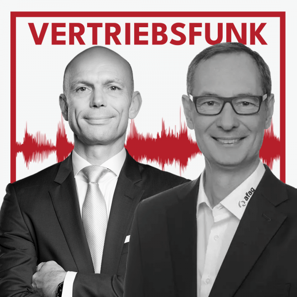 Schwarz-Weiß-Foto von zwei Männern vor weißem Hintergrund. Links Christopher Funk im dunklen Anzug mit Krawatte und verschränkten Armen, rechts Heinz-Georg Geissler mit Brille und einem dunklen Sakko über einem weißen Hemd mit dem Logo „afaq“, der lächelt. Dazwischen eine rote Audiowelle, darüber der rote Titel „VERTRIEBSFUNK“. Das Bild steht für die Podcast-Folge über Turnaround Sales.