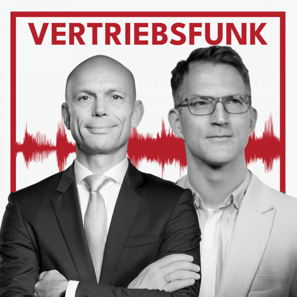Schwarz-weiß Porträt von zwei lächelnden Männern (Christopher Funk links im dunklen Anzug mit Krawatte und verschränkten Armen, Henner Knabenreich rechts im hellen Sakko über weißem Hemd mit Brille) vor weißem Hintergrund. Dahinter verläuft ein markantes rotes Schallwellen-Muster. Im oberen Bereich steht in roten Großbuchstaben der Titel "VERTRIEBSFUNK".