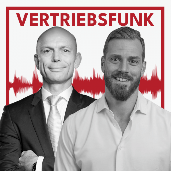 Schwarz-Weiß-Foto von zwei Männern vor weißem Hintergrund. Links Christopher Funk im dunklen Anzug mit Krawatte und verschränkten Armen, rechts Rayk Hahne mit Bart und einem weißen Hemd, der lächelt. Dazwischen eine rote Audiowelle, darüber der rote Titel „VERTRIEBSFUNK“. Das Bild steht für die Podcast-Folge über Selbstdisziplin als Schlüssel zu mehr Freiheit und Erfolg.