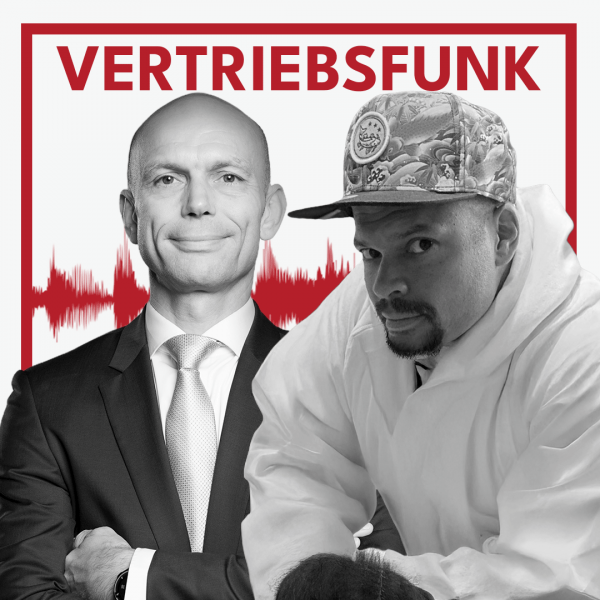Schwarz-weiß Porträt von zwei Männern (Christopher Funk links im dunklen Anzug mit Krawatte und verschränkten Armen, Robindro Ullah rechts in weißer Kapuzenjacke mit Cap und Bart) vor weißem Hintergrund. Dahinter verläuft ein markantes rotes Schallwellen-Muster. Im oberen Bereich steht in roten Großbuchstaben der Titel "VERTRIEBSFUNK".