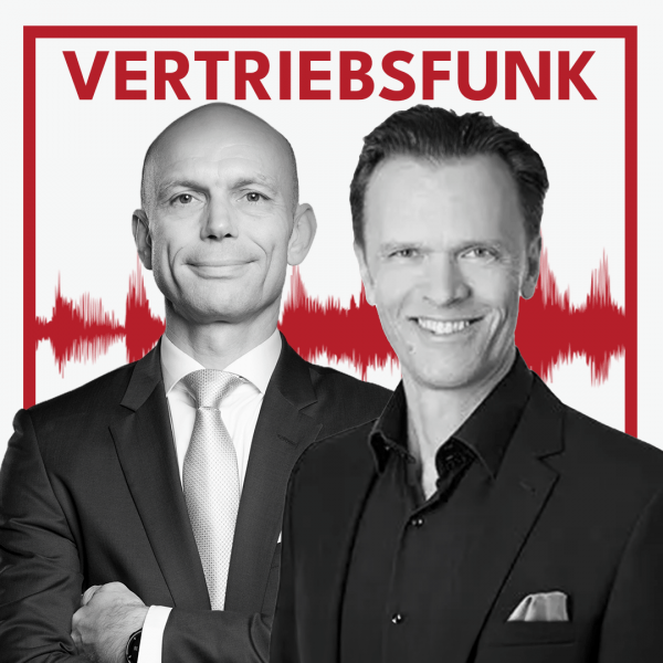 Schwarz-Weiß-Foto von zwei Männern vor weißem Hintergrund. Links Christopher Funk im dunklen Anzug mit Krawatte und verschränkten Armen, rechts Roman Kmenta im dunklen Sakko mit offenem Hemd und Einstecktuch, der lächelt. Dazwischen eine rote Audiowelle, darüber der rote Titel „VERTRIEBSFUNK“. Das Bild steht für die Podcast-Folge über falsche Vertriebsleiter.