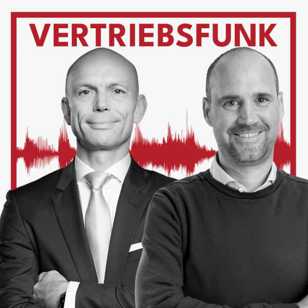 Podcast-Cover des VertriebsFunk mit zwei lächelnden Männern. Links der Host im formellen dunklen Anzug mit heller Krawatte und verschränkten Armen, rechts der Gast Ralf Aigner in einem dunklen Pullover über einem Hemd. Im Hintergrund eine rote Audiowelle auf weißem Grund und oben der rote Schriftzug „VERTRIEBSFUNK“, umrahmt von einem roten Rahmen.