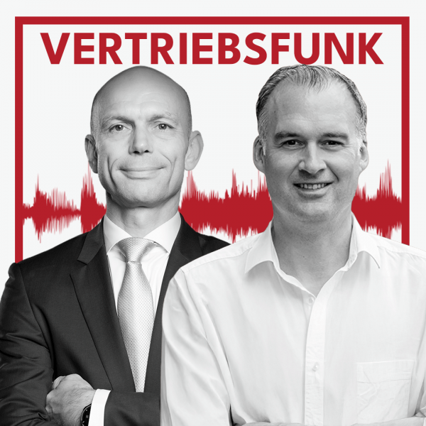 Schwarz-Weiß-Foto von zwei Männern vor weißem Hintergrund. Links Christopher Funk im dunklen Anzug mit Krawatte und verschränkten Armen, rechts Heiko Rosenbohm im weißen Hemd, der lächelt. Dazwischen eine rote Audiowelle, darüber der rote Titel „VERTRIEBSFUNK“. Das Bild steht für die Podcast-Folge über Marktanalyse und Vertriebspotenzial.