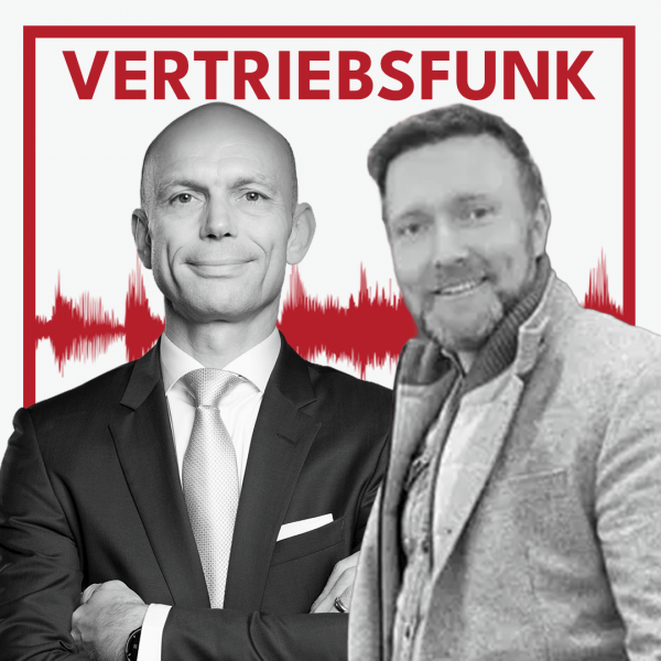 Schwarz-Weiß-Foto von zwei Männern vor weißem Hintergrund. Links Christopher Funk im dunklen Anzug mit Krawatte und verschränkten Armen, rechts Timo Hänsel mit Bart, grauem Sakko und Hemd, der lächelt. Dazwischen eine rote Audiowelle, darüber der rote Titel „VERTRIEBSFUNK“. Das Bild steht für die Podcast-Folge über effektives Vertriebstraining für Umsatzsteigerung.