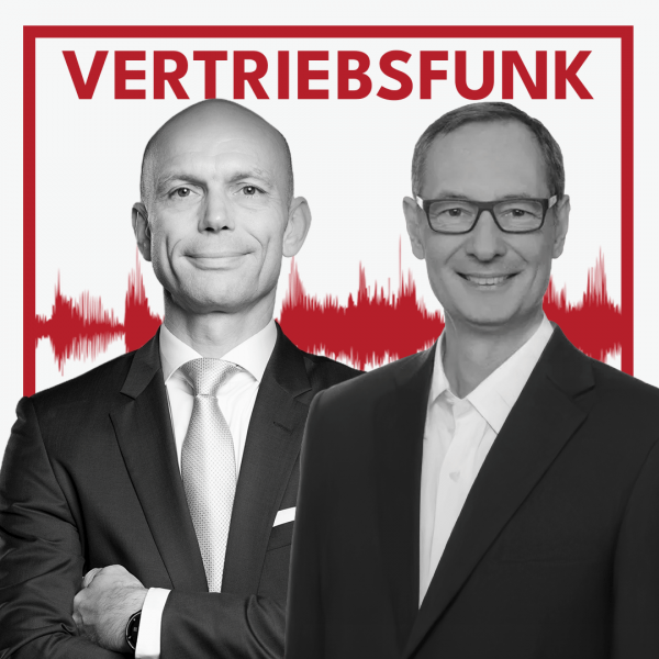 Schwarz-Weiß-Foto von zwei Männern vor weißem Hintergrund. Links Christopher Funk im dunklen Anzug mit Krawatte und verschränkten Armen, rechts Heinz-Georg Geissler mit Brille, dunklem Sakko und offenem Hemd, der lächelt. Dazwischen eine rote Audiowelle, darüber der rote Titel „VERTRIEBSFUNK“. Das Bild steht für die Podcast-Folge über den BdVM für Vertriebsmanager.