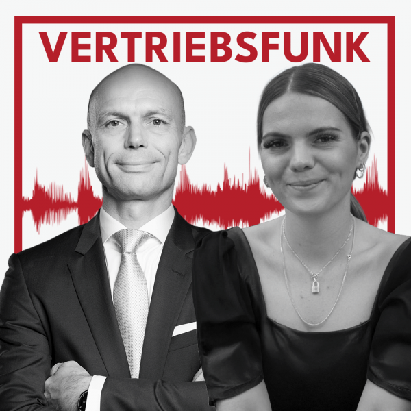 Schwarz-Weiß-Foto von zwei Personen vor weißem Hintergrund. Links Christopher Funk im dunklen Anzug mit Krawatte und verschränkten Armen, rechts Mattia Schaper mit einem schwarzen Top mit Puffärmeln, einer Halskette mit Vorhängeschloss-Anhänger und Ohrringen, die lächelt. Dazwischen eine rote Audiowelle, darüber der rote Titel „VERTRIEBSFUNK“. Das Bild steht für die Podcast-Folge über SDR und die neue Kaltakquise.
