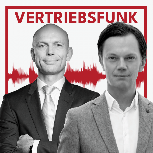 Podcast-Cover des VertriebsFunk mit zwei lächelnden Männern. Links der Host im formellen dunklen Anzug mit heller Krawatte und verschränkten Armen, rechts der Gast Marco Adelt im grauen Sakko mit offenem weißen Hemd. Im Hintergrund eine rote Audiowelle auf weißem Grund und oben der rote Schriftzug „VERTRIEBSFUNK“, umrahmt von einem roten Rahmen.
