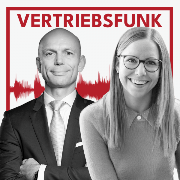 Schwarz-Weiß-Foto von zwei Personen vor weißem Hintergrund. Links Christopher Funk im dunklen Anzug mit Krawatte und verschränkten Armen, rechts Tabea Barho mit Brille und einem hellen Strickpullover, die lächelt. Dazwischen eine rote Audiowelle, darüber der rote Titel „VERTRIEBSFUNK“. Das Bild steht für die Podcast-Folge über OKR im Vertrieb.