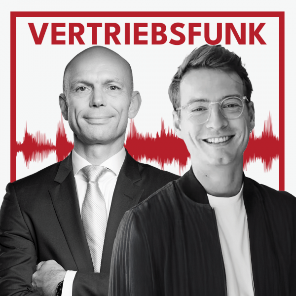 Schwarz-Weiß-Foto von zwei Männern vor weißem Hintergrund. Links Christopher Funk im dunklen Anzug mit Krawatte und verschränkten Armen, rechts Guillaume Vaslin mit Brille und einem dunklen Stehkragenpullover, der lächelt. Dazwischen eine rote Audiowelle, darüber der rote Titel „VERTRIEBSFUNK“. Das Bild steht für die Podcast-Folge über die Website als Vertriebsmaschine.