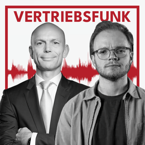 Podcast-Cover des VertriebsFunk mit zwei lächelnden Männern. Links der Host im formellen dunklen Anzug mit heller Krawatte und verschränkten Armen, rechts der Gast Alexander Bünk mit Brille, Vollbart und einem lässigen, offenen Hemd über einem dunklen T-Shirt. Im Hintergrund eine rote Audiowelle auf weißem Grund und oben der rote Schriftzug „VERTRIEBSFUNK“, umrahmt von einem roten Rahmen.