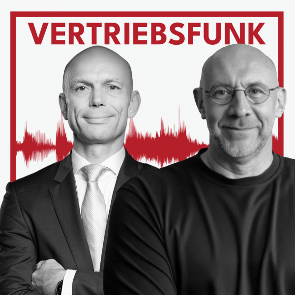 Podcast-Cover des VertriebsFunk mit zwei lächelnden, kahlen Männern. Links der Host im formellen dunklen Anzug mit heller Krawatte und verschränkten Armen, rechts der Gast Thomas Beer mit Brille, leichtem Bart und einem schwarzen Langarmshirt. Im Hintergrund eine rote Audiowelle auf weißem Grund und oben der rote Schriftzug „VERTRIEBSFUNK“, umrahmt von einem roten Rahmen.
