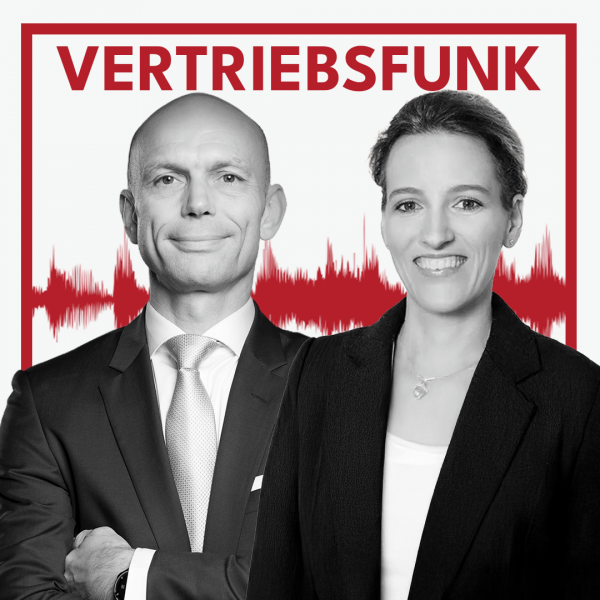 Schwarz-Weiß-Foto von zwei Personen vor weißem Hintergrund. Links Christopher Funk im dunklen Anzug mit Krawatte und verschränkten Armen, rechts Daniela Rindone mit dunklem Blazer und einer Kette, die lächelt. Dazwischen eine rote Audiowelle, darüber der rote Titel „VERTRIEBSFUNK“. Das Bild steht für die Podcast-Folge über Wirtschaftsmediation.