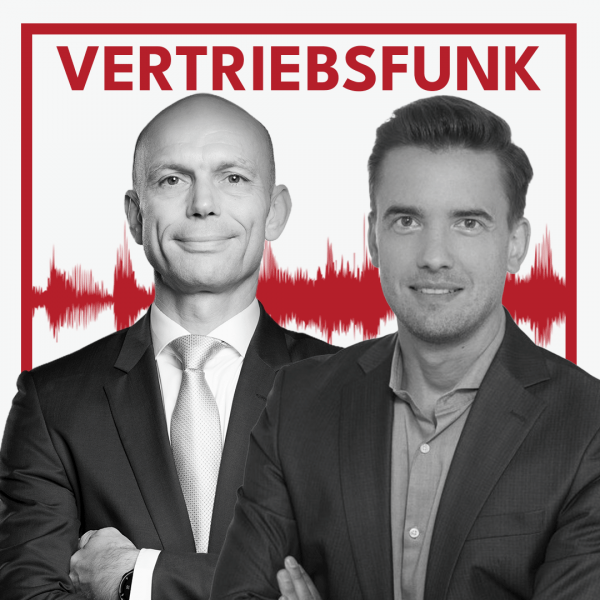 Schwarz-Weiß-Foto von zwei Männern vor weißem Hintergrund. Links Christopher Funk im dunklen Anzug mit Krawatte und verschränkten Armen, rechts Sebastian Grosser im dunklen Sakko mit offenem Hemd, der lächelt. Dazwischen eine rote Audiowelle, darüber der rote Titel „VERTRIEBSFUNK“. Das Bild steht für die Podcast-Folge über Vertrieb FMCG.