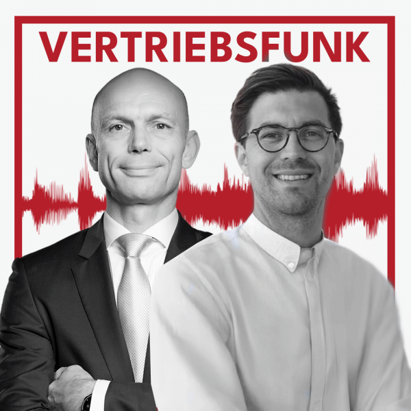 Schwarz-Weiß-Foto von zwei Männern vor weißem Hintergrund. Links Christopher Funk im dunklen Anzug mit Krawatte und verschränkten Armen, rechts Alvar Mollik mit Brille und einem weißen Hemd, der lächelt. Dazwischen eine rote Audiowelle, darüber der rote Titel „VERTRIEBSFUNK“. Das Bild steht für die Podcast-Folge über das Verkaufen an Ärzte im Healthcare-Sales.