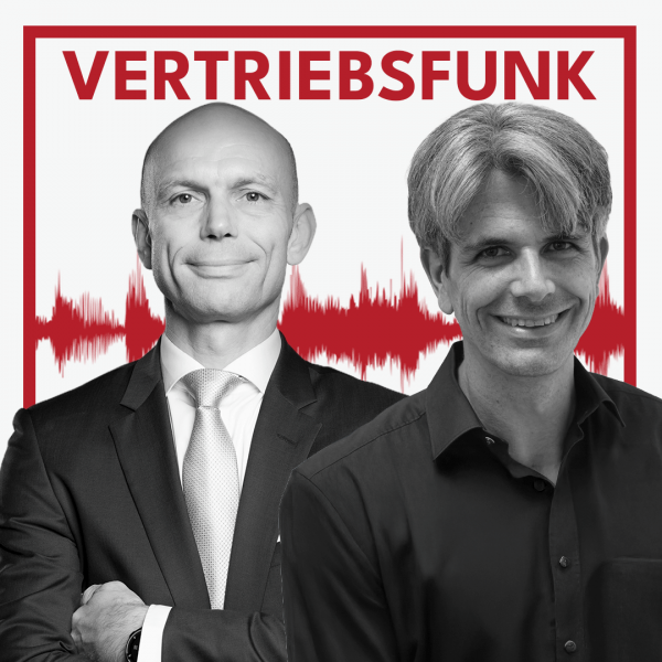 Podcast-Cover des VertriebsFunk mit zwei lächelnden Männern. Links der Host im formellen dunklen Anzug mit heller Krawatte und verschränkten Armen, rechts der Gast Ivan Blatter mit schulterlangen grauen Haaren und einem schwarzen Hemd. Im Hintergrund eine rote Audiowelle auf weißem Grund und oben der rote Schriftzug „VERTRIEBSFUNK“, umrahmt von einem roten Rahmen.