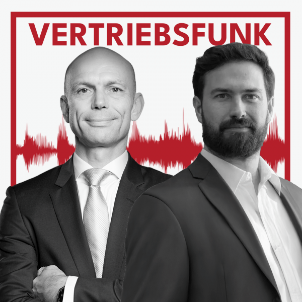 Schwarz-Weiß-Foto von zwei Männern vor weißem Hintergrund. Links Christopher Funk im dunklen Anzug mit Krawatte und verschränkten Armen, rechts Frederik Meßmer mit Bart, dunklem Sakko und offenem Hemd. Dazwischen eine rote Audiowelle, darüber der rote Titel „VERTRIEBSFUNK“. Das Bild steht für die Podcast-Folge über den Hyper-Growth-Vertriebsleiter.