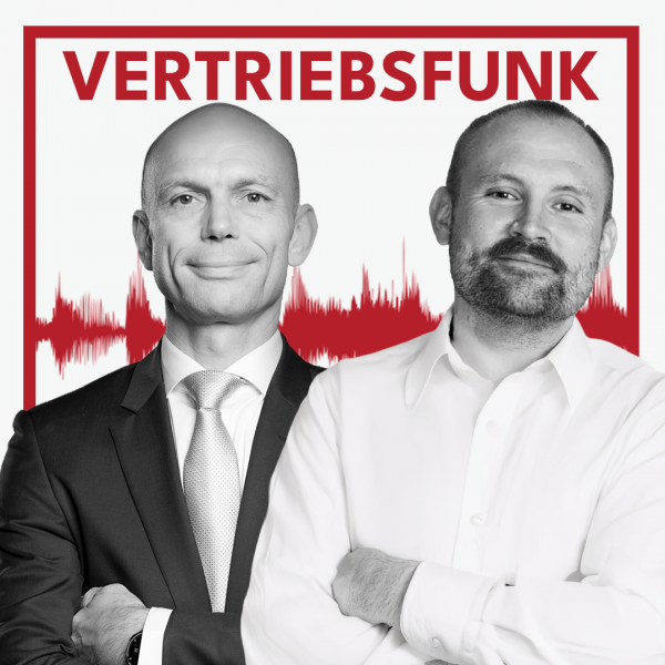 Schwarz-Weiß-Foto von zwei Männern vor weißem Hintergrund. Links Christopher Funk im dunklen Anzug mit Krawatte und verschränkten Armen, rechts ein lächelnder Mann mit Bart und einem weißen Hemd. Dazwischen eine rote Audiowelle, darüber der rote Titel „VERTRIEBSFUNK“. Das Bild steht für die Podcast-Folge über Berufswechsel.