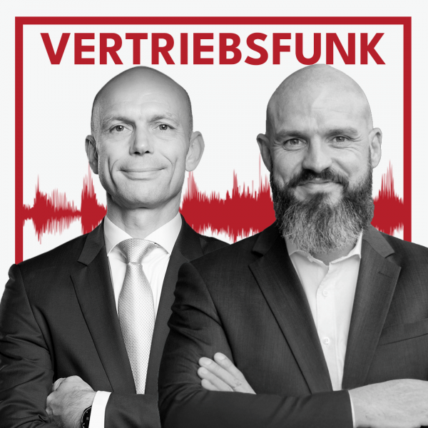 Schwarz-Weiß-Foto von zwei Männern vor weißem Hintergrund. Links Christopher Funk im dunklen Anzug mit Krawatte und verschränkten Armen, rechts Christian Götze mit Bart und dunklem Sakko mit offenem Hemd. Dazwischen eine rote Audiowelle, darüber der rote Titel „VERTRIEBSFUNK“. Das Bild steht für die Podcast-Folge über den Weg in die Selbstständigkeit.