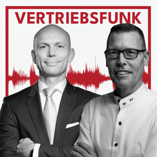 Schwarz-weiß Porträt von zwei lächelnden Männern (Christopher Funk links im dunklen Anzug mit Krawatte und verschränkten Armen, Michael Serve rechts in weißer Kochjacke mit Brille und kurzen Haaren) vor weißem Hintergrund. Dahinter verläuft ein markantes rotes Schallwellen-Muster. Im oberen Bereich steht in roten Großbuchstaben der Titel "VERTRIEBSFUNK".