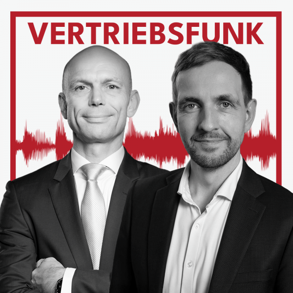 Schwarz-Weiß-Foto von zwei Männern vor weißem Hintergrund. Links Christopher Funk im dunklen Anzug mit Krawatte und verschränkten Armen, rechts ein weiterer Mann mit Bart, dunklem Sakko und offenem Hemd. Dazwischen eine rote Audiowelle, darüber der rote Titel „VERTRIEBSFUNK“. Das Bild steht für die Podcast-Folge über akademische Vertriebsausbildung.