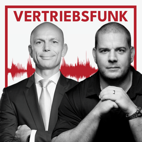 Podcast-Cover des VertriebsFunk mit zwei lächelnden Männern. Links der Host im formellen dunklen Anzug mit heller Krawatte und verschränkten Armen, rechts der Gast Wolfgang Unsöld mit kurzen Haaren, einem schwarzen Hemd und verschränkten Händen vor der Brust. Im Hintergrund eine rote Audiowelle auf weißem Grund und oben der rote Schriftzug „VERTRIEBSFUNK“, umrahmt von einem roten Rahmen.