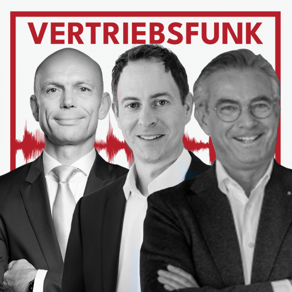 Schwarz-Weiß-Foto von drei Männern vor weißem Hintergrund. Links Christopher Funk im dunklen Anzug mit Krawatte und verschränkten Armen, in der Mitte Jan Wieseke im dunklen Sakko mit offenem Hemd, rechts Michael Kümpfel mit Brille und einem dunklen Sakko. Dazwischen eine rote Audiowelle, darüber der rote Titel „VERTRIEBSFUNK“. Das Bild steht für die Podcast-Folge über die Wertschätzung des Vertriebs und die Begeisterung der Jugend für dieses Berufsfeld.