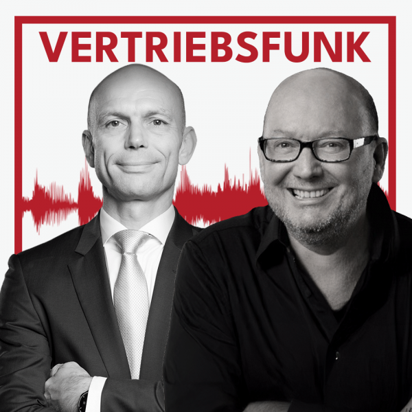 Schwarz-weiß Porträt von zwei lächelnden Männern (Christopher Funk links im dunklen Anzug mit Krawatte und verschränkten Armen, Klaus J. Fink rechts im schwarzen Hemd mit Brille und Bart) vor weißem Hintergrund. Dahinter verläuft ein markantes rotes Schallwellen-Muster. Im oberen Bereich steht in roten Großbuchstaben der Titel "VERTRIEBSFUNK".
