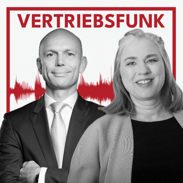 Podcast-Cover des VertriebsFunk mit zwei lächelnden Personen. Links der Host im formellen dunklen Anzug mit heller Krawatte und verschränkten Armen, rechts die Gastgeberin Judith Geiß mit schulterlangen blonden Haaren, einem hellen Blazer und einem schwarzen Top. Im Hintergrund eine rote Audiowelle auf weißem Grund und oben der rote Schriftzug „VERTRIEBSFUNK“, umrahmt von einem roten Rahmen.