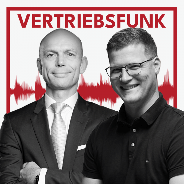 Schwarz-Weiß-Foto von zwei Männern vor weißem Hintergrund. Links Christopher Funk im dunklen Anzug mit Krawatte und verschränkten Armen, rechts Björn Andres mit Brille und einem schwarzen Poloshirt, der lächelt. Dazwischen eine rote Audiowelle, darüber der rote Titel „VERTRIEBSFUNK“. Das Bild steht für die Podcast-Folge über den Karriereaufstieg zur Geschäftsführung.