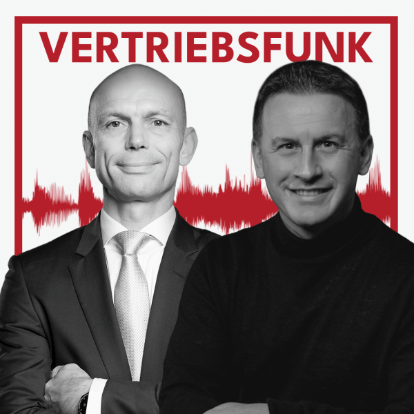Podcast-Cover des VertriebsFunk mit zwei lächelnden Männern. Links der Host im formellen dunklen Anzug mit heller Krawatte und verschränkten Armen, rechts der Gast Frank Mager in einem schwarzen Rollkragenpullover. Im Hintergrund eine rote Audiowelle auf weißem Grund und oben der rote Schriftzug „VERTRIEBSFUNK“, umrahmt von einem roten Rahmen.