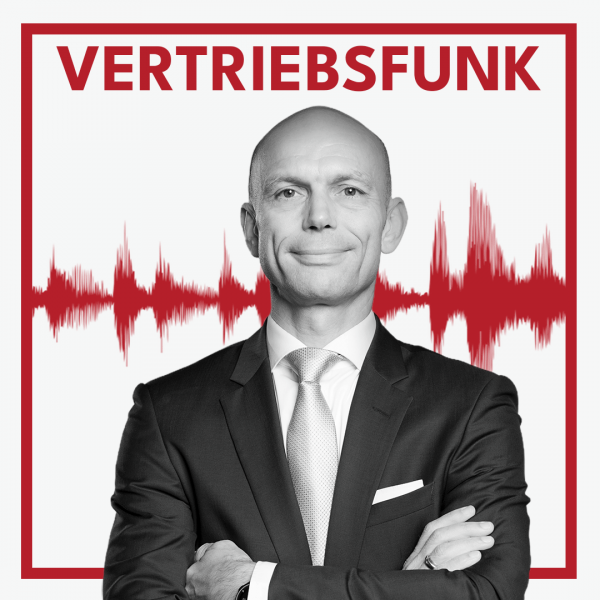 Schwarz-weiß Porträt von Christopher Funk im dunklen Anzug mit Krawatte, Einstecktuch und verschränkten Armen vor schwarzem Hintergrund. Dahinter verläuft ein markantes rotes Schallwellen-Muster. Im oberen Bereich steht in roten Großbuchstaben der Titel "VERTRIEBSFUNK".