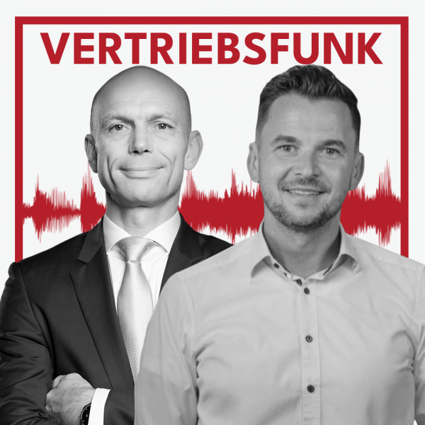 Schwarz-Weiß-Foto von zwei Männern vor weißem Hintergrund. Links Christopher Funk im dunklen Anzug mit Krawatte und verschränkten Armen, rechts Jakob Cesarz in einem hellen Hemd, der lächelt. Dazwischen eine rote Audiowelle, darüber der rote Titel „VERTRIEBSFUNK“. Das Bild steht für die Podcast-Folge über den Systemwechsel im Vertrieb.