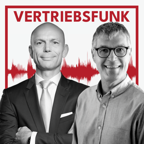 Schwarz-Weiß-Foto von zwei Männern vor weißem Hintergrund. Links Christopher Funk im dunklen Anzug mit Krawatte und verschränkten Armen, rechts Meinert Jacobsen mit Brille und einem grauen Hemd, der lächelt. Dazwischen eine rote Audiowelle, darüber der rote Titel „VERTRIEBSFUNK“. Das Bild steht für die Podcast-Folge über Künstliche Intelligenz im Vertrieb.