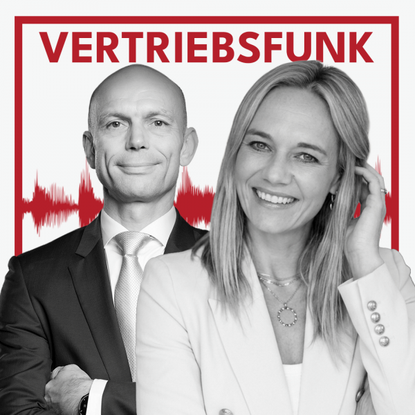 Schwarz-Weiß-Foto von zwei Personen vor weißem Hintergrund. Links Christopher Funk im dunklen Anzug mit Krawatte und verschränkten Armen, rechts eine lächelnde Frau mit langen Haaren, die eine Hand an ihren Kopf legt und eine Kette sowie einen hellen Blazer trägt. Dazwischen eine rote Audiowelle, darüber der rote Titel „VERTRIEBSFUNK“. Das Bild steht für die Podcast-Folge über Frauen im Vertrieb.