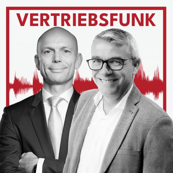 Schwarz-Weiß-Foto von zwei Männern vor weißem Hintergrund. Links Christopher Funk im dunklen Anzug mit Krawatte und verschränkten Armen, rechts Sascha Mielcarek mit Brille, grauen Haaren, hellem Sakko und offenem Hemd, der lächelt. Dazwischen eine rote Audiowelle, darüber der rote Titel „VERTRIEBSFUNK“. Das Bild steht für die Podcast-Folge über den Cannabis-Markt in Deutschland.