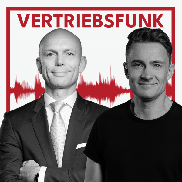 Schwarz-Weiß-Foto von zwei Männern vor weißem Hintergrund. Links Christopher Funk im dunklen Anzug mit Krawatte und verschränkten Armen, rechts Steffen Fritz in einem schwarzen T-Shirt, der lächelt. Dazwischen eine rote Audiowelle, darüber der rote Titel „VERTRIEBSFUNK“. Das Bild steht für die Podcast-Folge über Software Sales als Blaupause.