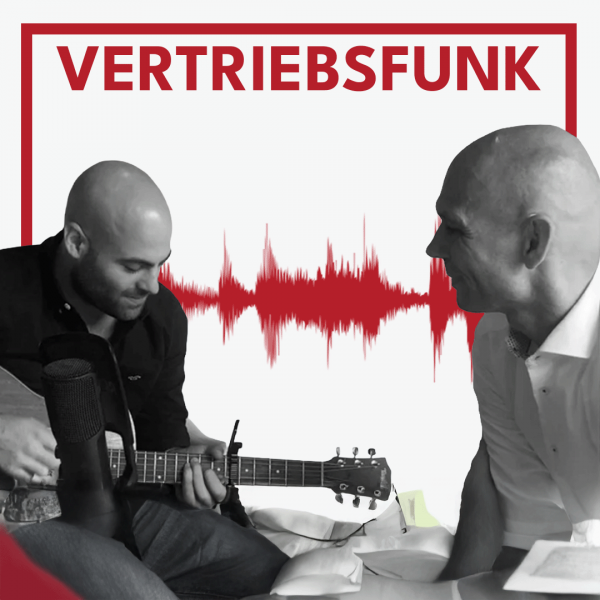 Schwarz-weiß Porträt von zwei Männern in einer lockeren Gesprächsatmosphäre (Daniel Sanchez Gonzalez links mit Gitarre und Mikrofon, Christopher Funk rechts im weißen Hemd) vor weißem Hintergrund. Dahinter verläuft ein markantes rotes Schallwellen-Muster. Im oberen Bereich steht in roten Großbuchstaben der Titel "VERTRIEBSFUNK".